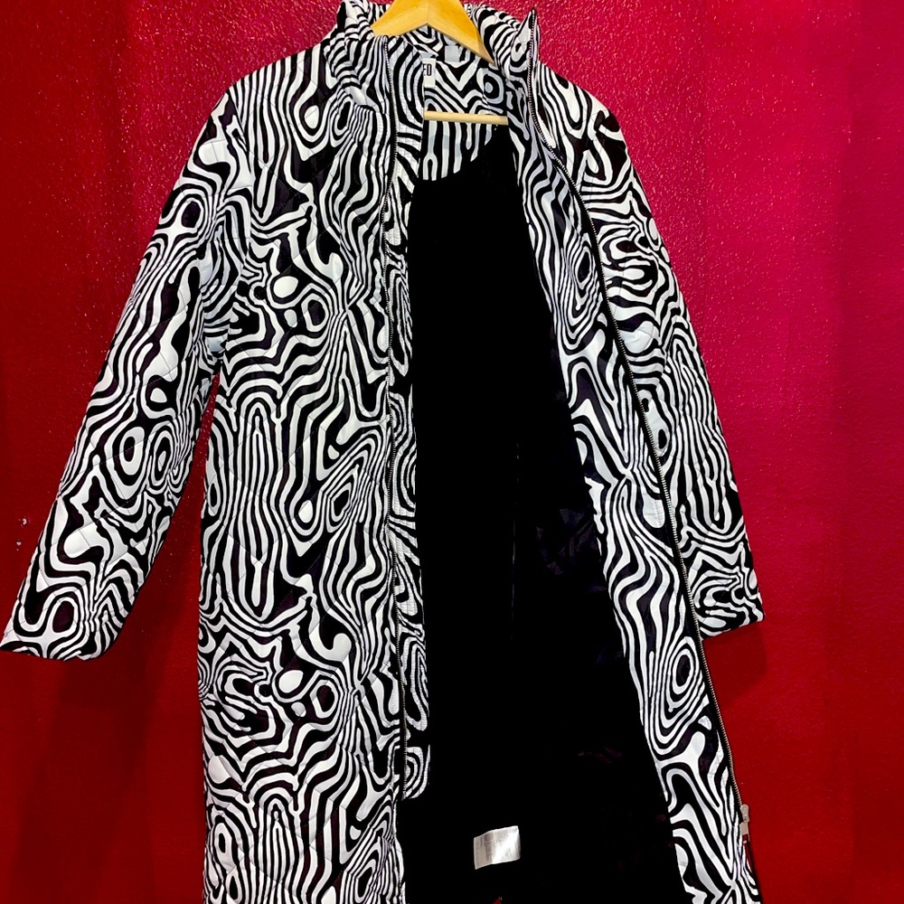 Simulation puffer. Marble print quilted LL coat